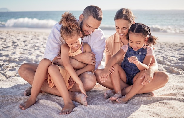 Océan Familial Et Enfants Avec Parents Sur Une Couverture Dans Le Sable Pendant Les Vacances D'été Maman Papa Et Enfants Se Détendent Au Pique-nique Sur La Plage Au Mexique Liberté Amusement Et Vacances Heureux Homme Et Femme Avec Des Filles à La Mer