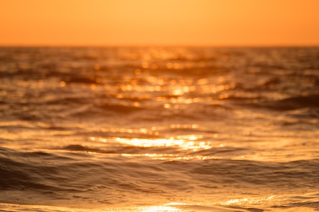 Océan sur fond de coucher de soleil