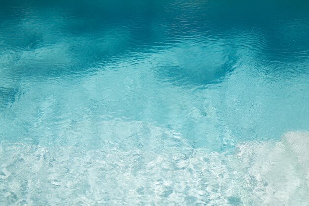 océan, mer, voyage, vacances et concept d'arrière-plan - eau dans la piscine, la mer ou l'océan