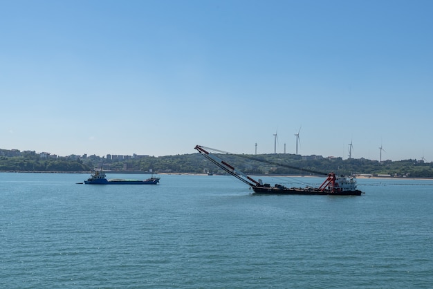 L'océan sous le ciel bleu, le navire à quai ou la mer