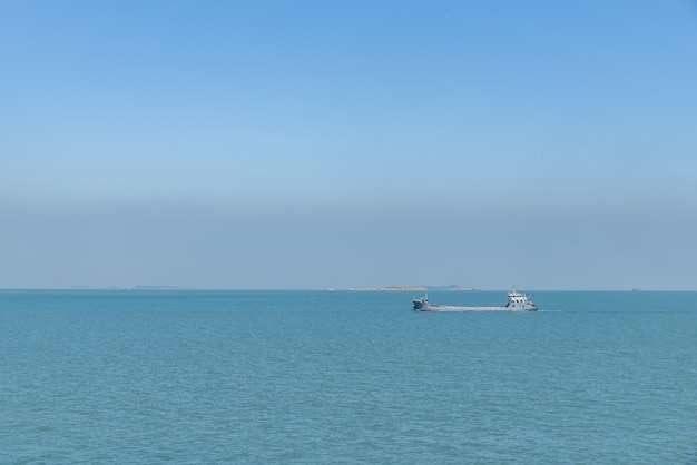 L'océan sous le ciel bleu, le navire à quai ou la mer