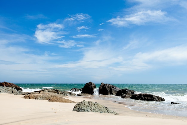 Océan tropical de beauté et plage de sable incroyable