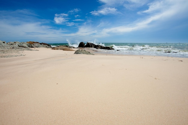 Océan tropical de beauté et plage de sable incroyable