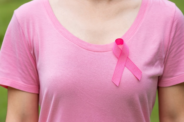 Octobre Mois de la sensibilisation au cancer du sein, femme adulte en t-shirt rose et ruban rose pour soutenir les personnes vivant et malades. Concept de la journée internationale du cancer