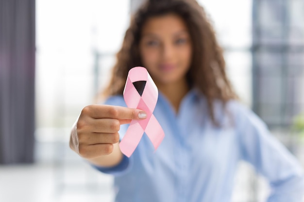 Octobre mois de sensibilisation au cancer du sein femme avec la main tenant un ruban rose pour soutenir les personnes vivant et malades Concept de la journée mondiale du cancer de la santé