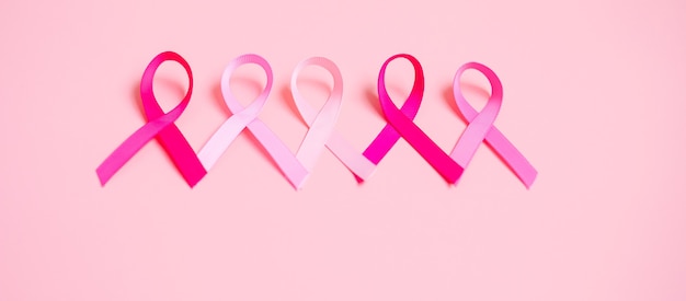 Octobre Mois de sensibilisation au cancer du sein, ruban rose sur fond rose pour soutenir les personnes vivant et malades. Concept de la journée internationale des femmes, des mères et du monde contre le cancer