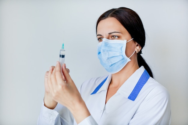 Вoctor femme en uniforme avec une seringue.