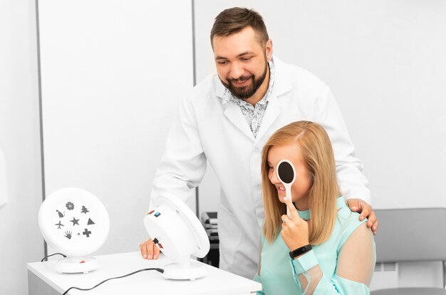 Oculiste Examine Une Adolescente Avec Du Matériel De Diagnostic En Clinique