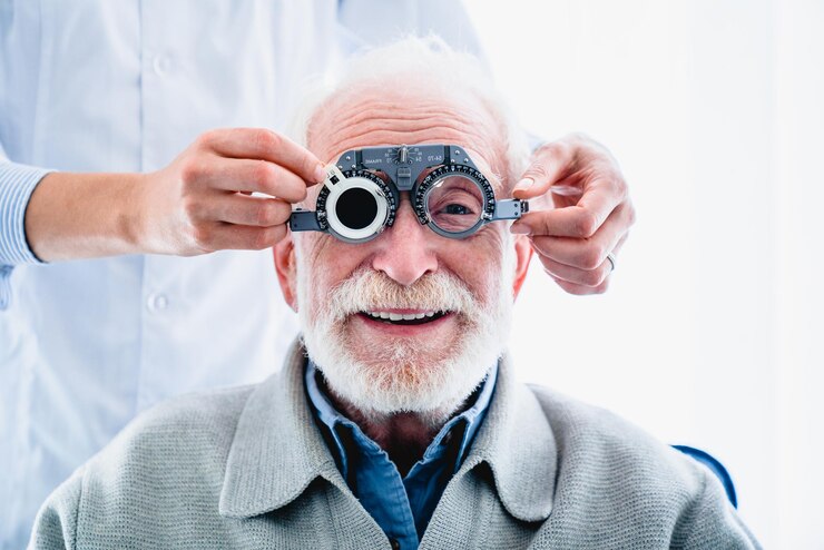 Photo un oculiste met des lunettes ophtalmiques sur un patient âgé souriant.