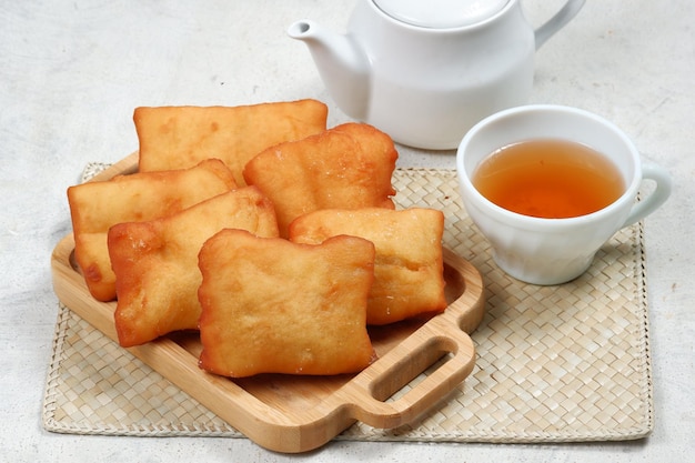 Odading ou beignet pain frit indonésien sur fond blanc