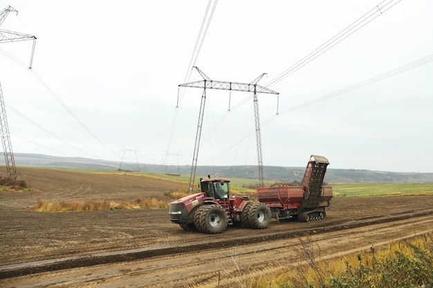 Odessa Ukraine 20 janvier 2022 Tracteur récolte des betteraves sur le terrain en automne