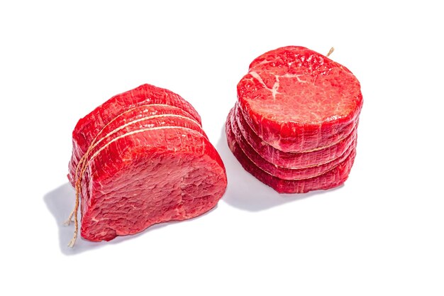 Oeil cru de steak rond isolé sur fond blanc