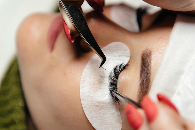 Oeil de femme avec de longs cils. Extension de cils. Cils, gros plan, mise au point sélectionnée.