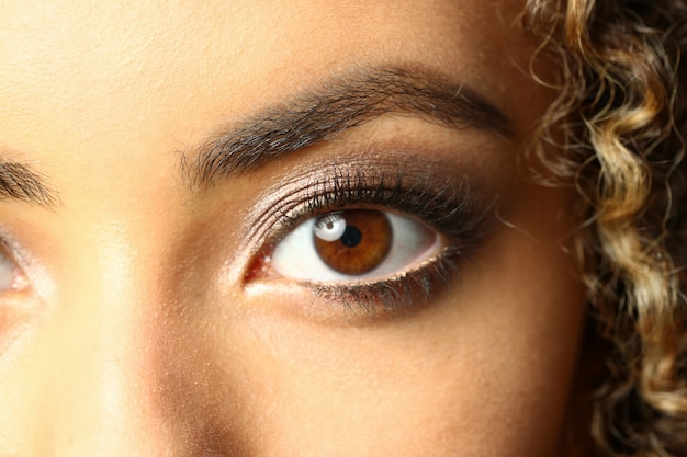 Photo oeil d'une femme noire tourné grande beauté macro