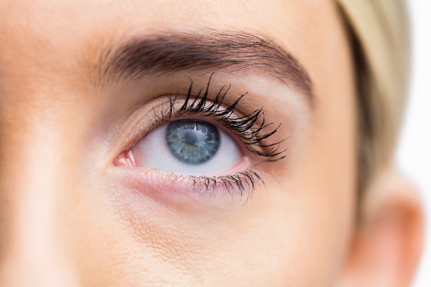 œil de femme avec les yeux ouverts