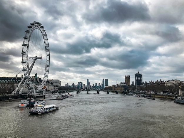 Oeil de Londres avec des nuages bleus