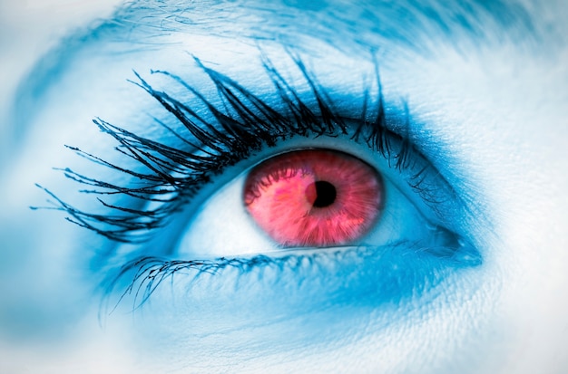 Oeil rouge sur le visage bleu