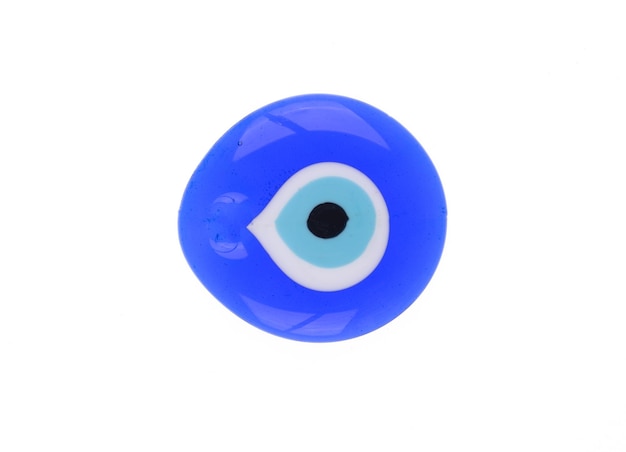 Oeil turc amulette verre bleu sur fond blanc