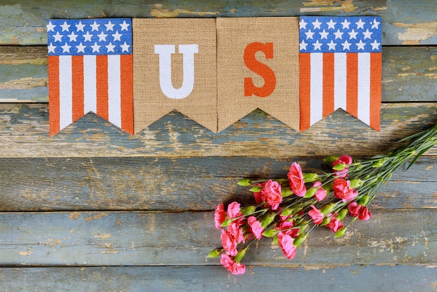 Photo oeillet fleurs roses célébration du jour du souvenir des anciens combattants avec le drapeau américain avec texte us