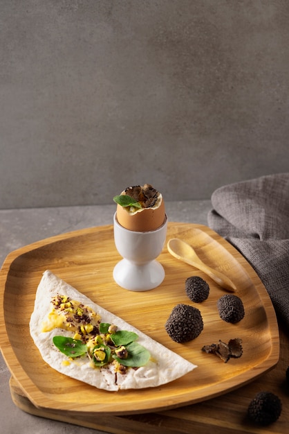 Oeuf à angle élevé aux truffes et pita