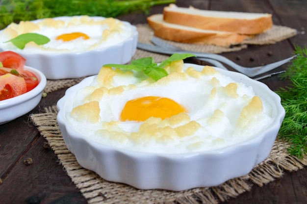 Oeuf au four délicat Orsini (œufs dans le nuage). Petit déjeuner français.