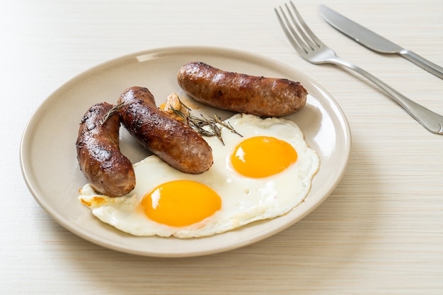 oeuf au plat double fait maison avec saucisse de porc frit - pour le petit déjeuner