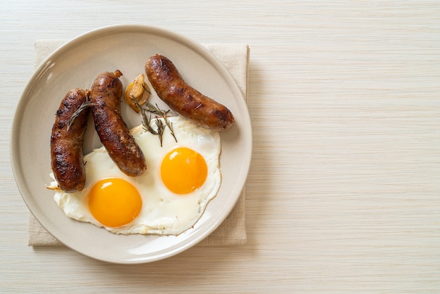 oeuf au plat double fait maison avec saucisse de porc frit - pour le petit déjeuner