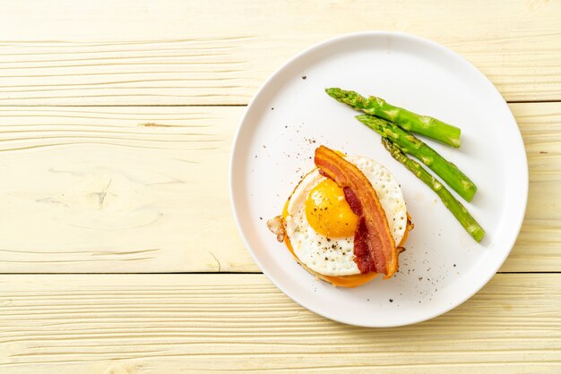 oeuf au plat avec du bacon et du fromage sur la crêpe