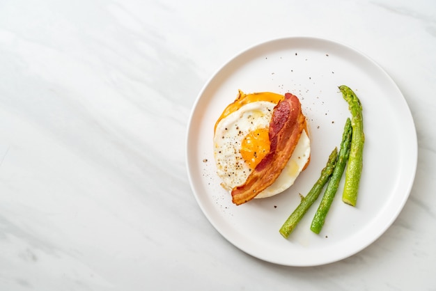 oeuf au plat avec du bacon et du fromage sur la crêpe