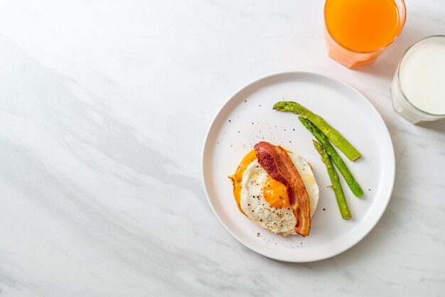 oeuf au plat avec du bacon et du fromage sur la crêpe