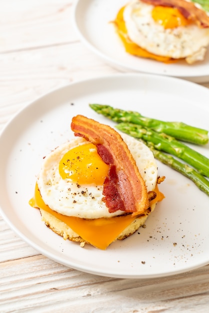 oeuf au plat avec du bacon et du fromage sur la crêpe