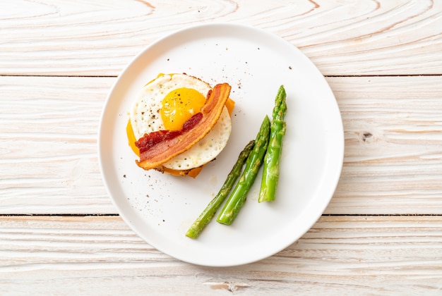 oeuf au plat avec du bacon et du fromage sur la crêpe