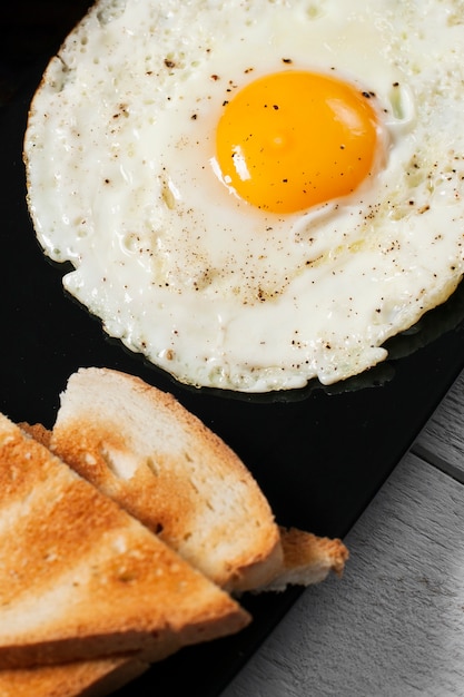 Photo oeuf au plat avec du pain grillé