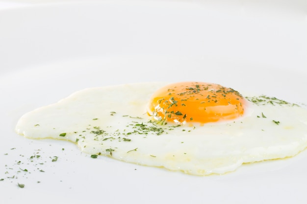 Oeuf au plat sur fond blanc