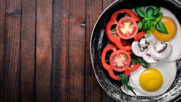 Oeuf au plat avec herbes et légumes dans une poêle Vue de dessus Espace libre