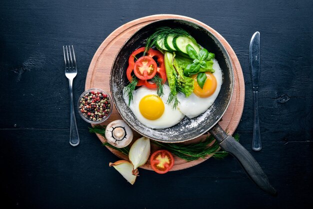 Oeuf au plat avec herbes et légumes dans une poêle Vue de dessus Espace libre