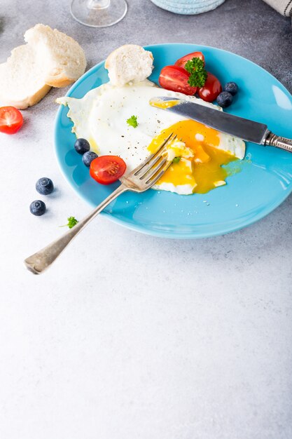 Oeuf au plat et jus d&#39;orange