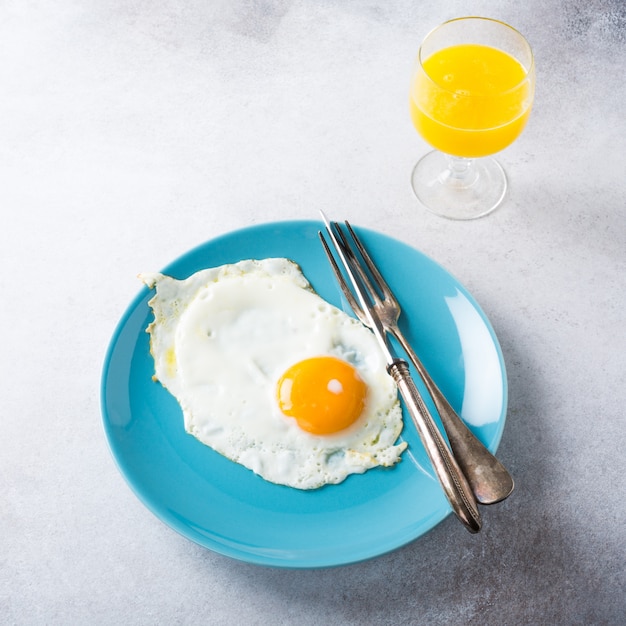 Oeuf au plat et jus d&#39;orange