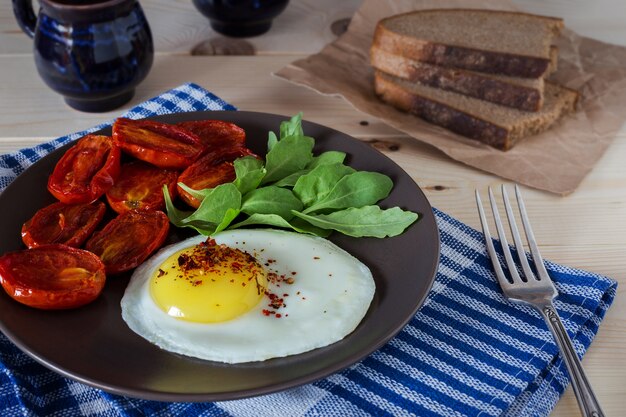 Oeuf au plat avec des légumes