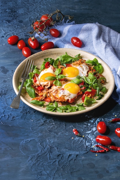 Oeuf au plat avec des légumes