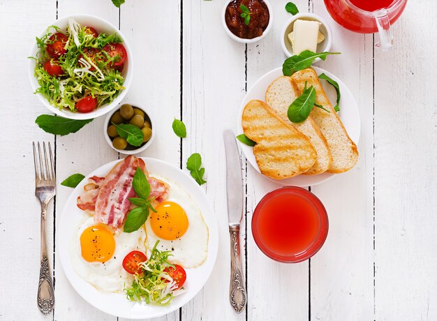 œuf au plat, tomates et bacon.