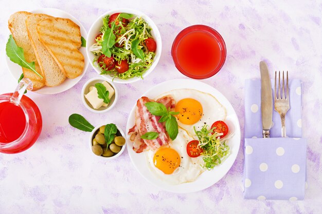 œuf au plat, tomates et bacon.