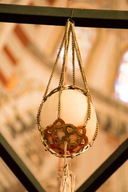 Photo un œuf d'autruche trouvé dans des mosquées ottomanes d'istanbul