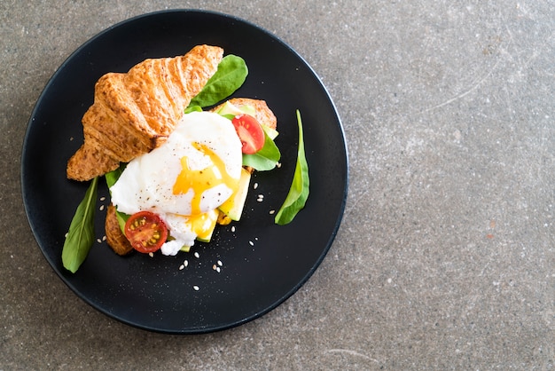 œuf bénédict avec avocat, tomates et salade