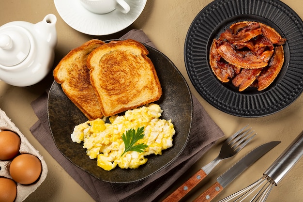 Oeuf brouillé avec du pain grillé et du bacon