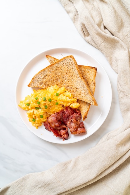 oeuf brouillé avec pain grillé et bacon pour le petit déjeuner