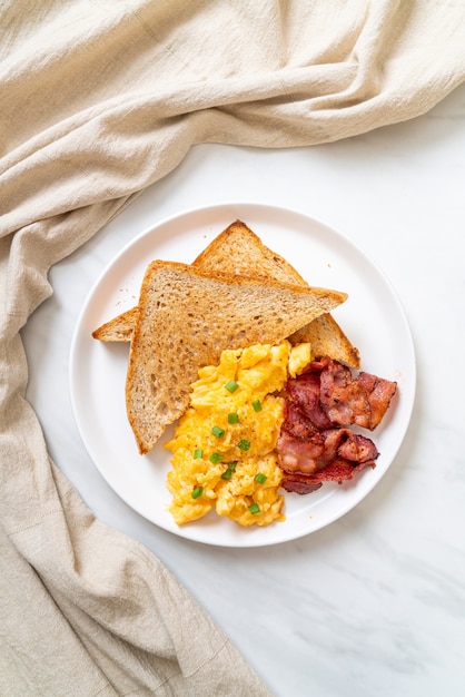 oeuf brouillé avec pain grillé et bacon