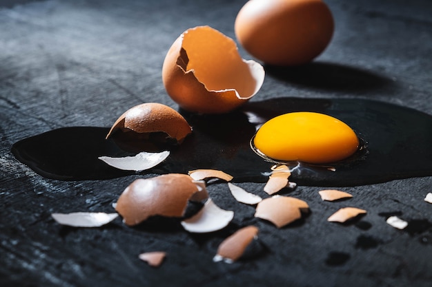 Un oeuf cassé avec une coquille d&#39;oeuf, jaune d&#39;oeuf et blanc d&#39;oeuf sur fond blanc