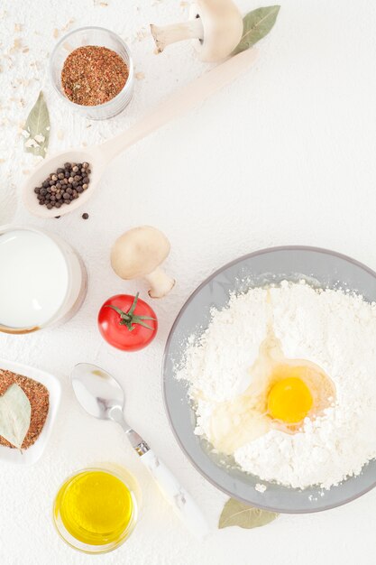 Oeuf cassé sur de la farine dans une assiette