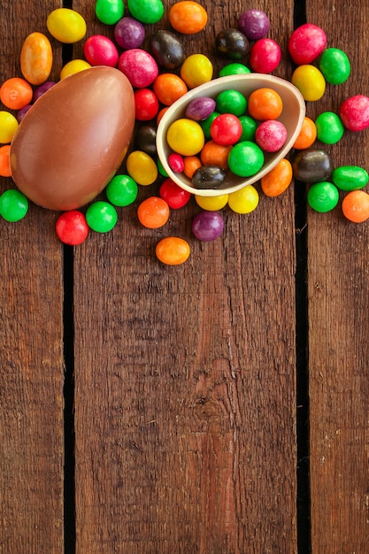 oeuf en chocolat et bonbons décor de Joyeuses Pâques